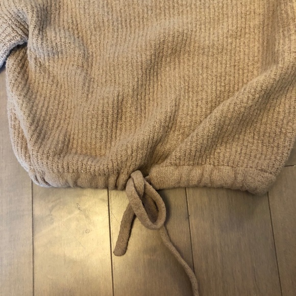 Cropped drawstring hoodie - Picture 3 of 6